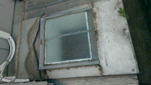 Leaking Cracked Skylight Before Being Replaced with Velux FCM 2222 - Kew (image)